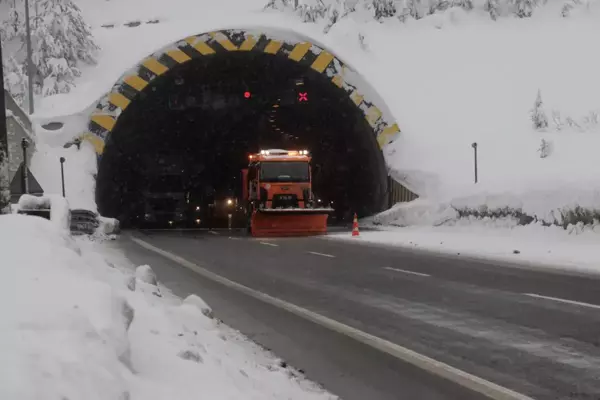 Bolu Dağı'nda hafif kar etkili oluyor