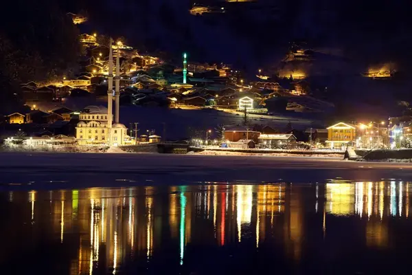 Beyaza bürünen Uzungöl'de gündüz ve gece güzelliği