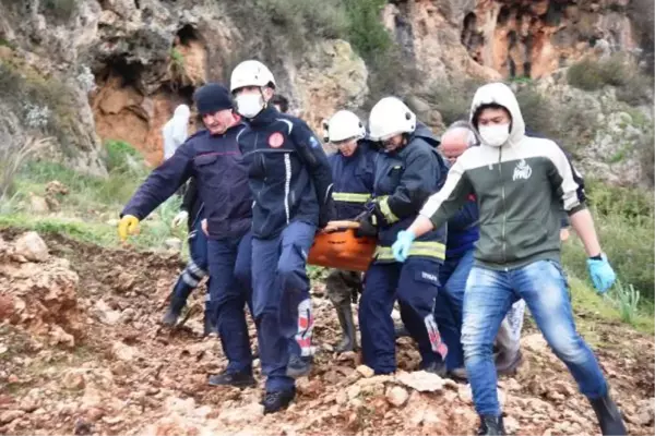 25 metre yüksekliğindeki falezlerden düşen otomobilin sürücüsü yaşam mücadelesi veriyor