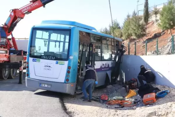 Son dakika haberi! HALK OTOBÜSÜ İLE AFAD ARACI ÇARPIŞTI: 1 ÖLÜ, 3 YARALI