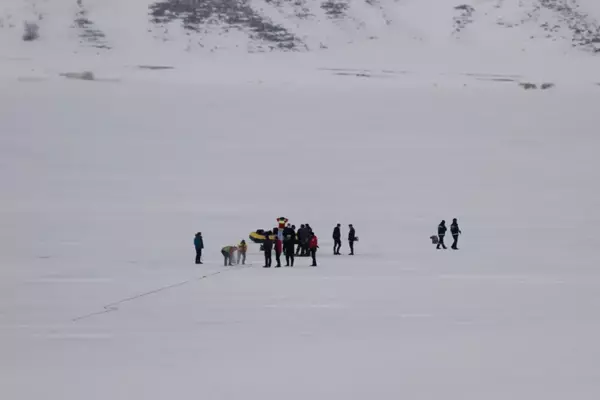 Milli sporcu Erken, buz altı dalış rekoru için Tödürge Gölü'nde antrenman yaptı