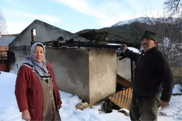 Son dakika haberleri: YANGINDA EVSİZ KALAN ÇİFT, ESKİ OKUL LOJMANINDA KALIYOR