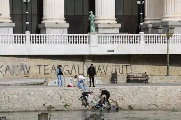 Yürüyüşe çıkan kadın pusetteki bebeğiyle birlikte nehre düştü