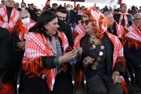 Kadınların dayanışması arenaya taşındı: Hanımağa, en kıymetli eserini Topuklu Efe'ye hediye etti