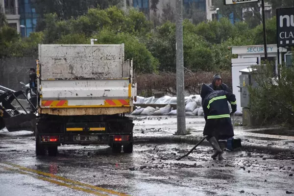 Marmaris'te sağanakta bazı iş yerlerini su bastı, ağaçlar devrildi