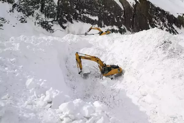 Kırgızistan'da çığ altında kalan 4 işçiden birinin cesedine 13 gün sonra ulaşıldı