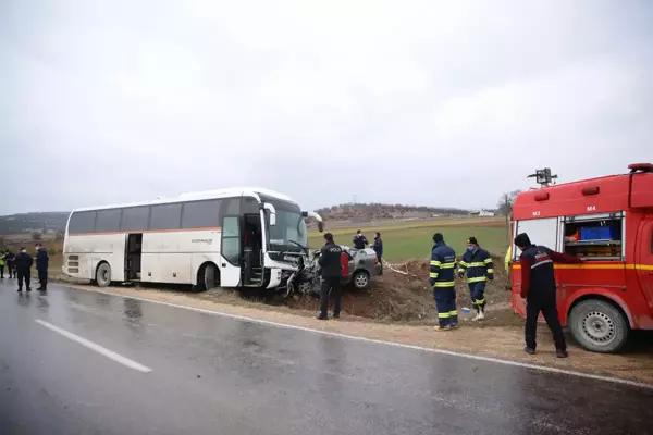 Son dakika: Eskişehir'de servis otobüsüyle otomobil çarpıştı, 3 kişi öldü, bir kişi yaralandı