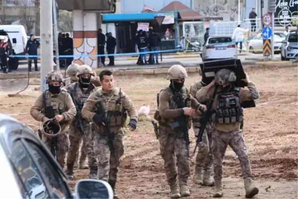 Polisin dur ihtarında bulunduğu şüpheliler otomobilden ateş açtı! 2 polis şehit düştü