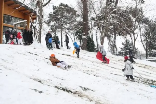 BEYKOZ'DA PARK VE SOKAKLARDA KAYAK PİSTİ OLDU