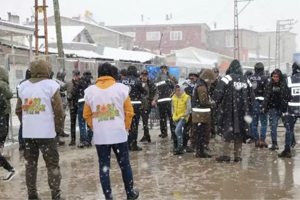 VAN'DA KAR YAĞIŞINDA NEVRUZ KUTLAMASI