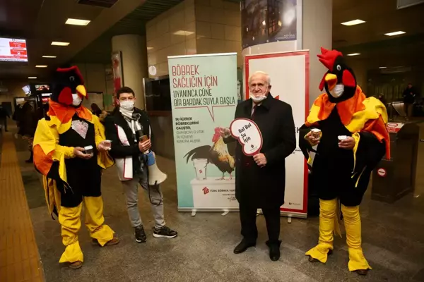 Türk Böbrek Vakfı, farkındalık için metroda su dağıttı