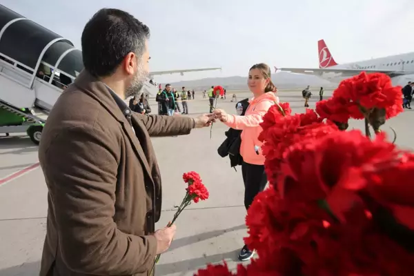 Kapadokya'ya direkt uçuşla gelen Moldovalı turistler çiçeklerle karşılandı