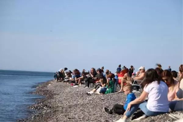 ZONGULDAK'TA GÜNEŞİ GÖREN SAHİLE KOŞTU