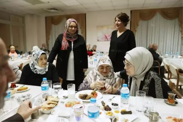 Emine Erdoğan'dan huzurevi sakinlerine sürpriz ziyaret