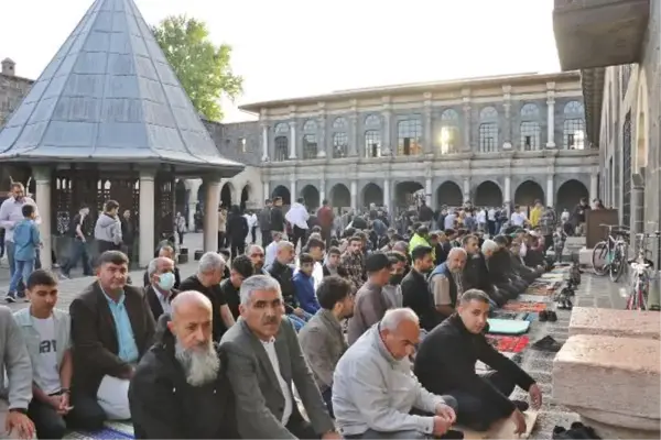 DİYARBAKIR ULU CAMİ'DE, 2 YIL SONRA MESAFESİZ İLK BAYRAM NAMAZI