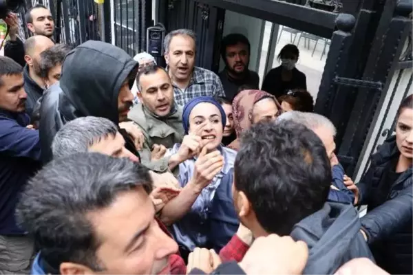 Evlat nöbeti tutan aileler HDP'ye siyah çelenk bıraktı, gerginlik yaşandı