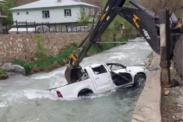 Son dakika haber | VAN'DA KAMYONET DEREYE UÇTU: 2 ÖLÜ, 3 YARALI - YENİDEN