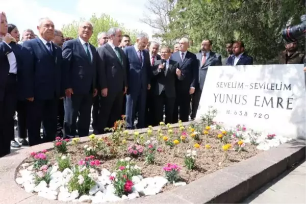 YUNUS EMRE, KABRİ BAŞINDA ANILDI