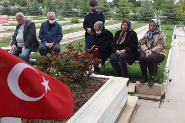 Şehadet yıl dönümü Anneler Günü'ne denk gelen oğlunun kabrini ziyaret etti