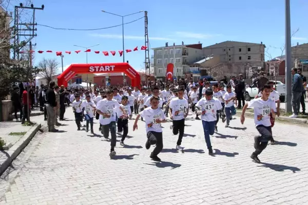 Başkale'de 'Okullar Arası Kros Yarışması' düzenlendi