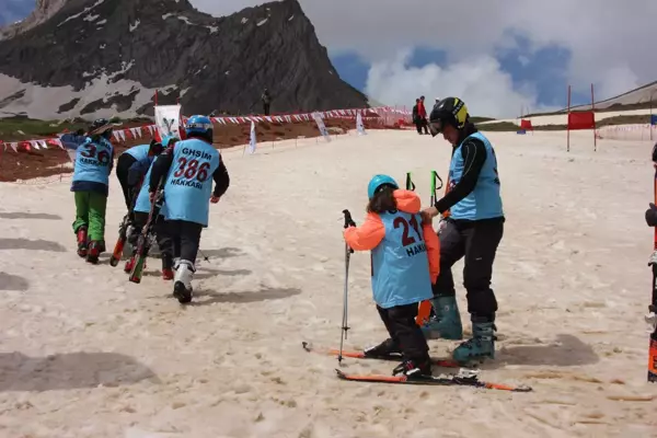 HAKKARİ'DE MAYIS AYINDA KAYAK YARIŞMASI