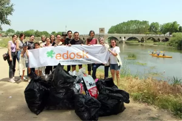 Tunca Nehri'nde kanoyla temizlik yaptılar