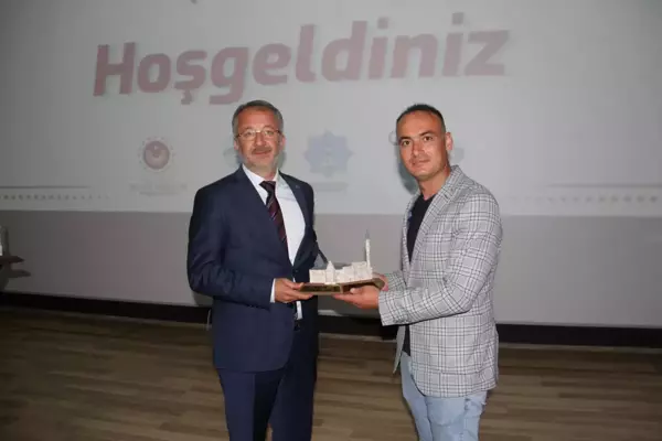 Cumhurbaşkanlığı Devlet Arşivleri Başkanı Prof. Dr. Uğur Ünal, devlet arşivlerini anlattı