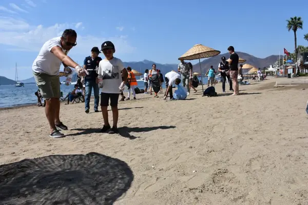 Marmaris'te dalgıçlar denizde, gönüllüler plajda temizlik yaptı