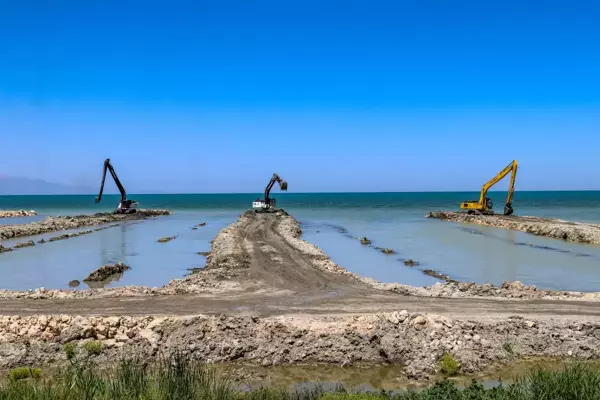 Van Gölü'nün zemininden 260 bin metreküp dip çamuru temizlendi