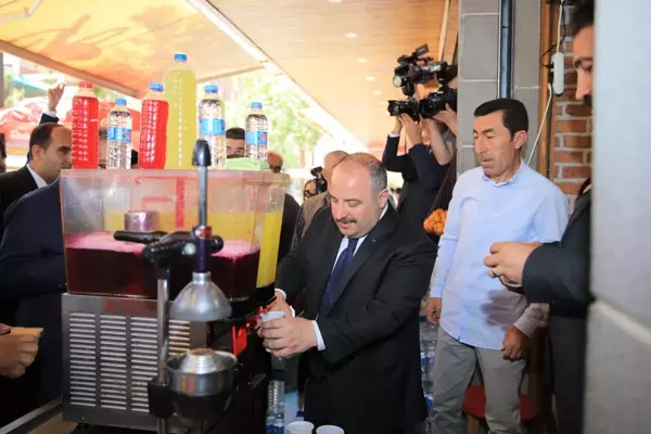 DİYARBAKIR - Bakan Varank, Diyarbakır'da vatandaşlara limonata ve meyan kökü şerbeti ikram etti