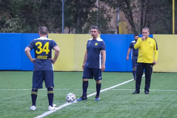 MKE Ankaragücü'nün yöneticileri, eski futbolcularla birliktelik maçı yaptı