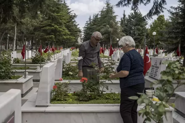 Son dakika haberi... Şehit yakınlarından Babalar Günü'nde şehitlik ziyareti