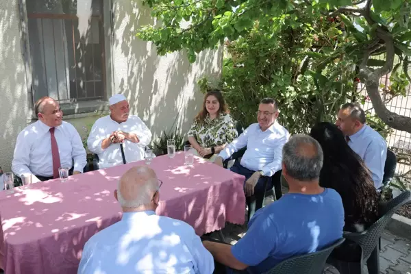 Cumhurbaşkanı Yardımcısı Oktay, KKTC'li aileyi evinde ziyaret etti