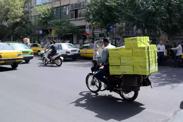 İran'da motosiklet sürücüleri taşımacılık sektörüne yeni boyut kazandırdı