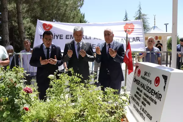 Son dakika haberleri! Emekli astsubaylardan şehit Ömer Halisdemir'in mezarını ziyaret