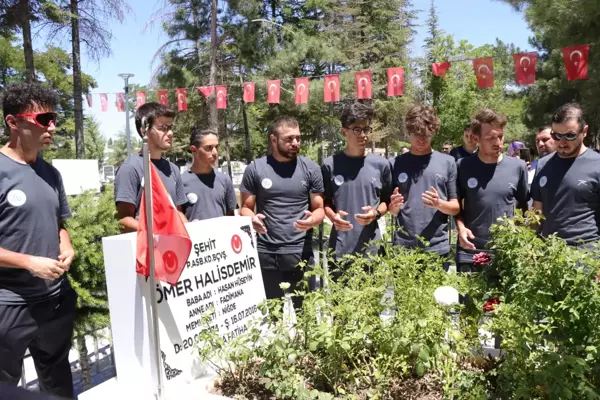 15 Temmuz kahramanı şehit Ömer Halisdemir'in kabrinde ziyaretçi yoğunluğu (3)