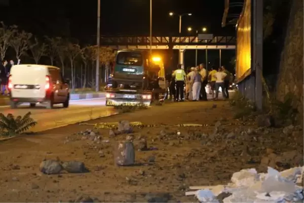 YOLA DÜŞEN KAYA PARÇALARI KAZAYA NEDEN OLDU