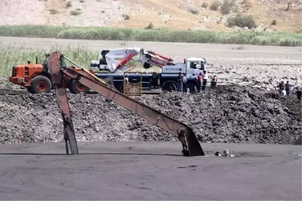 Kömür ocağında şlam havuzu çöktü; kaybolan kepçe operatörü aranıyor (3)