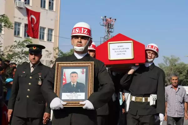 Son dakika haber... Şehit Uzman Onbaşı Mustafa Demir, son yolculuğuna uğurlandı (2)