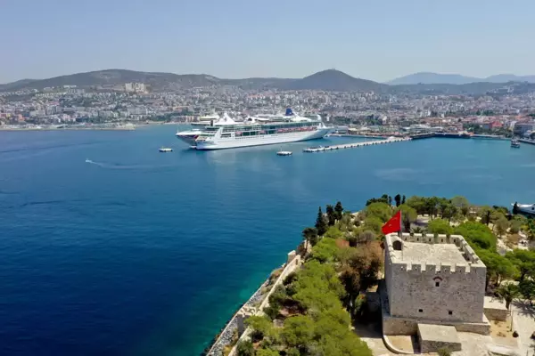 Aydın haber | Kuşadası'na 2 kruvaziyerle 4 bin 827 turist geldi