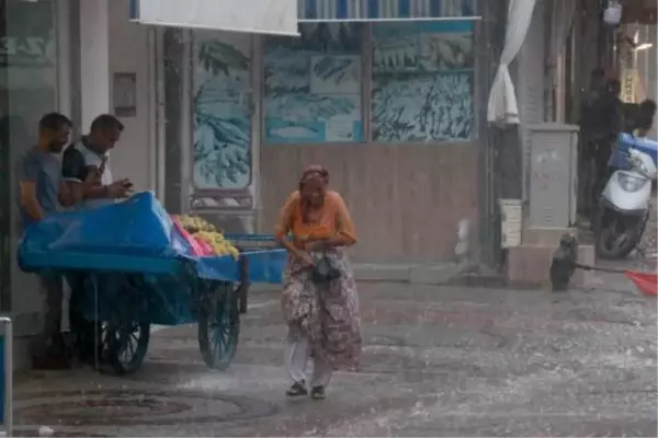 Edirne haberleri: EDİRNE'DE SAĞANAK; EVLERİ SU BASTI