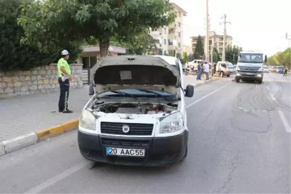 Son dakika haber... Polis aracı ile otomobilin çarpışması sonucu 9 kişi yaralandı