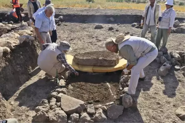 ÇAYÖNÜ TEPESİ'NDE 3 SANDIK MEZAR DAHA BULUNDU