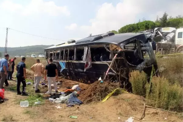 Son dakika haber... ÇANAKKALE'DE TUR OTOBÜSÜ DEVRİLDİ; 1 ÖLÜ, 54 YARALI