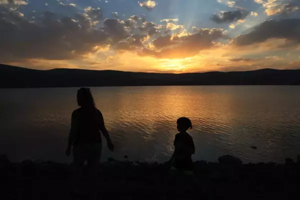 Balık Gölü'nde gün batımı kızıllığıyla suya yansıyor