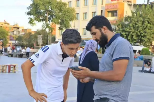 Son dakika haberleri... İHBAR ÜZERİNE GELDİĞİ DİYARBAKIR'DA SOKAK SOKAK KAYIP KARDEŞİNİ ARIYOR