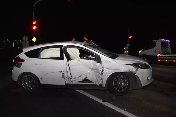 ŞANLIURFA - Minibüs ile otomobilin çarpışması sonucu 16 kişi yaralandı