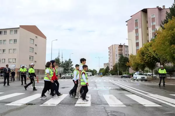 Öğrencilerin güvenliği için trafik işaretleri yenilendi