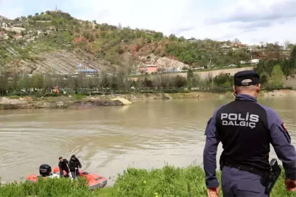 Munzur Çayı'na düşen 3 genç, bin personelle aranıyor