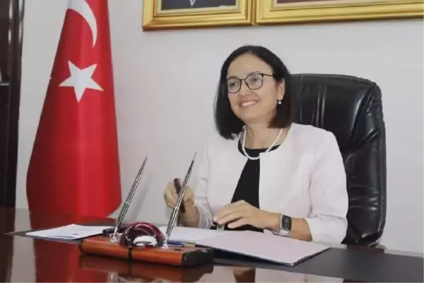 YALOVA'NIN 3'ÜNCÜ KADIN VALİSİ, ÇİÇEK YERİNE DEPREMZEDELER İÇİN BAĞIŞ YAPILMASINI İSTEDİ